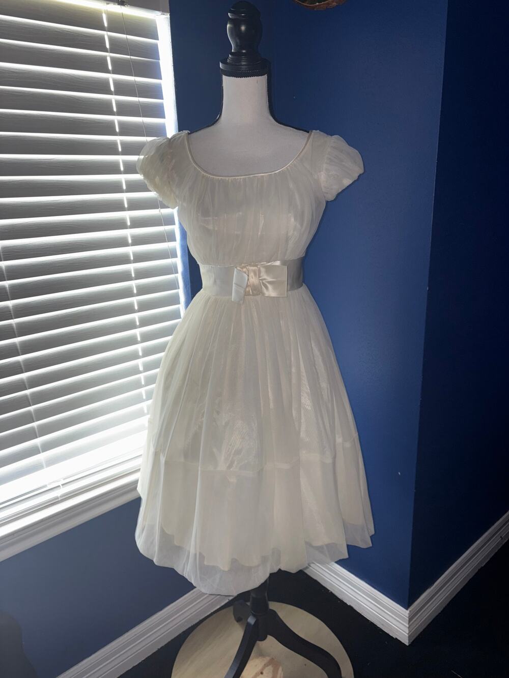 Mid‑Century Creamy White Wedding Dress – Puff Sleeves + Bow Waist